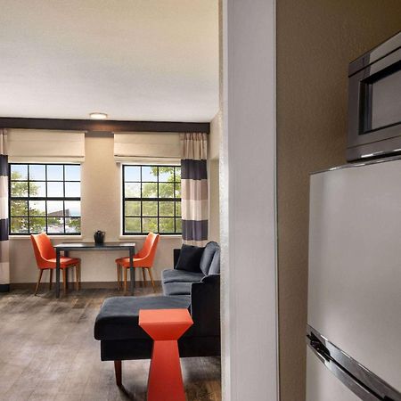Hotel Ramada By Wyndham Albuquerque Airport Extérieur photo