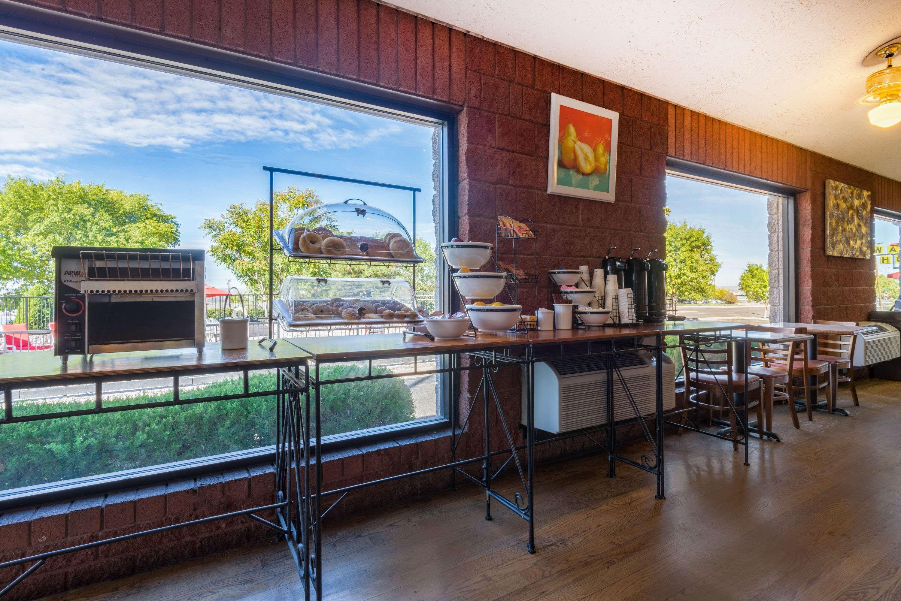 Hotel Ramada By Wyndham Albuquerque Airport Extérieur photo