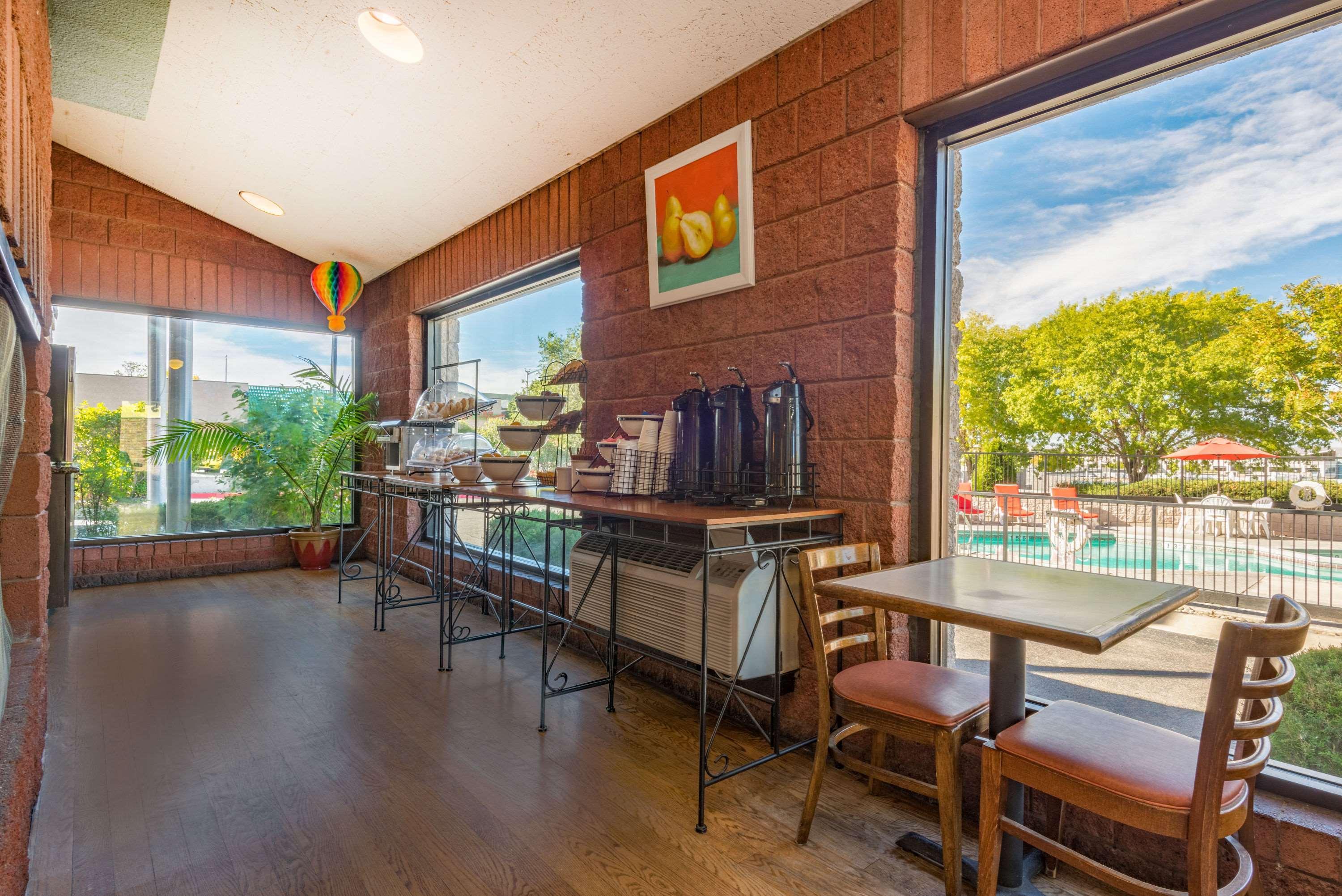 Hotel Ramada By Wyndham Albuquerque Airport Extérieur photo