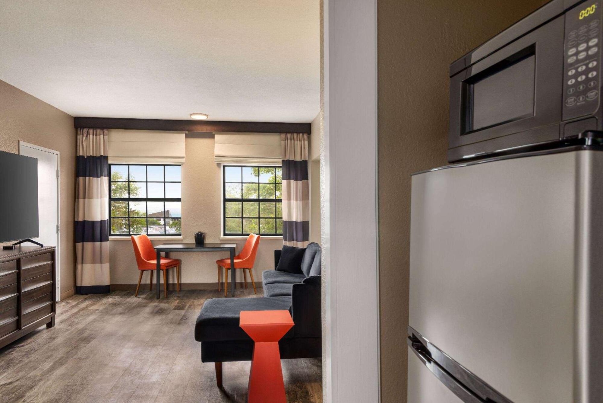 Hotel Ramada By Wyndham Albuquerque Airport Extérieur photo