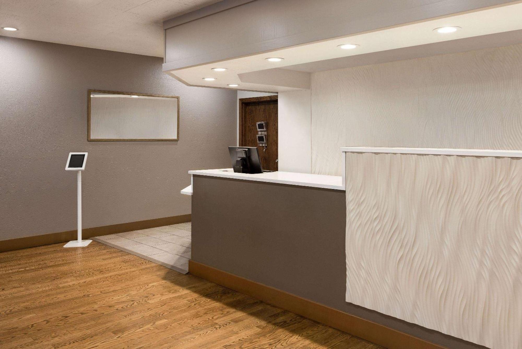 Hotel Ramada By Wyndham Albuquerque Airport Extérieur photo