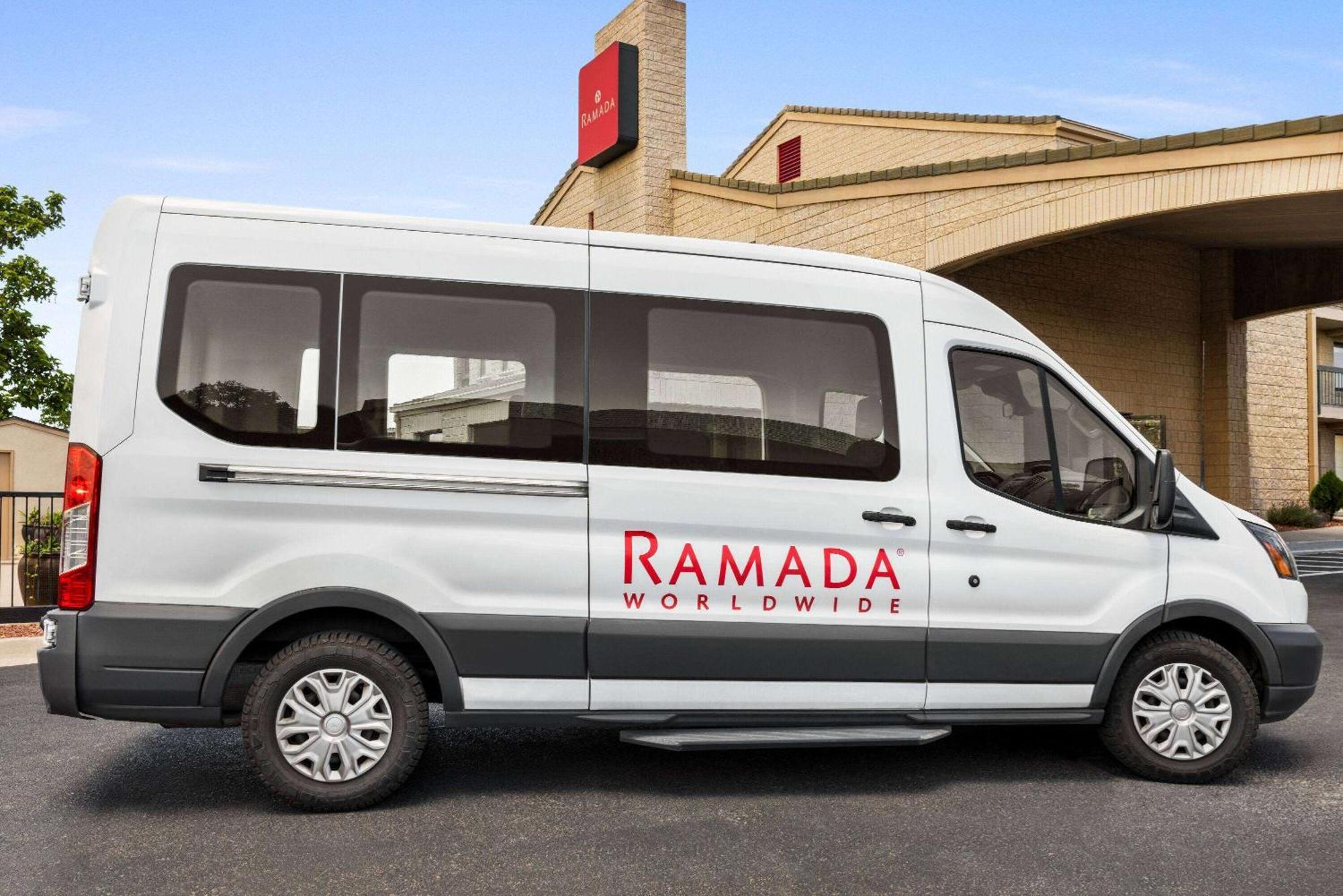 Hotel Ramada By Wyndham Albuquerque Airport Extérieur photo