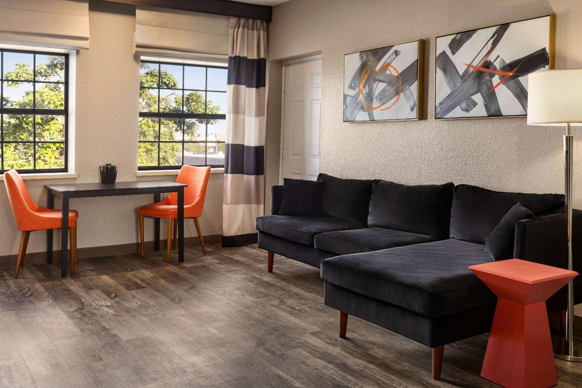 Hotel Ramada By Wyndham Albuquerque Airport Extérieur photo