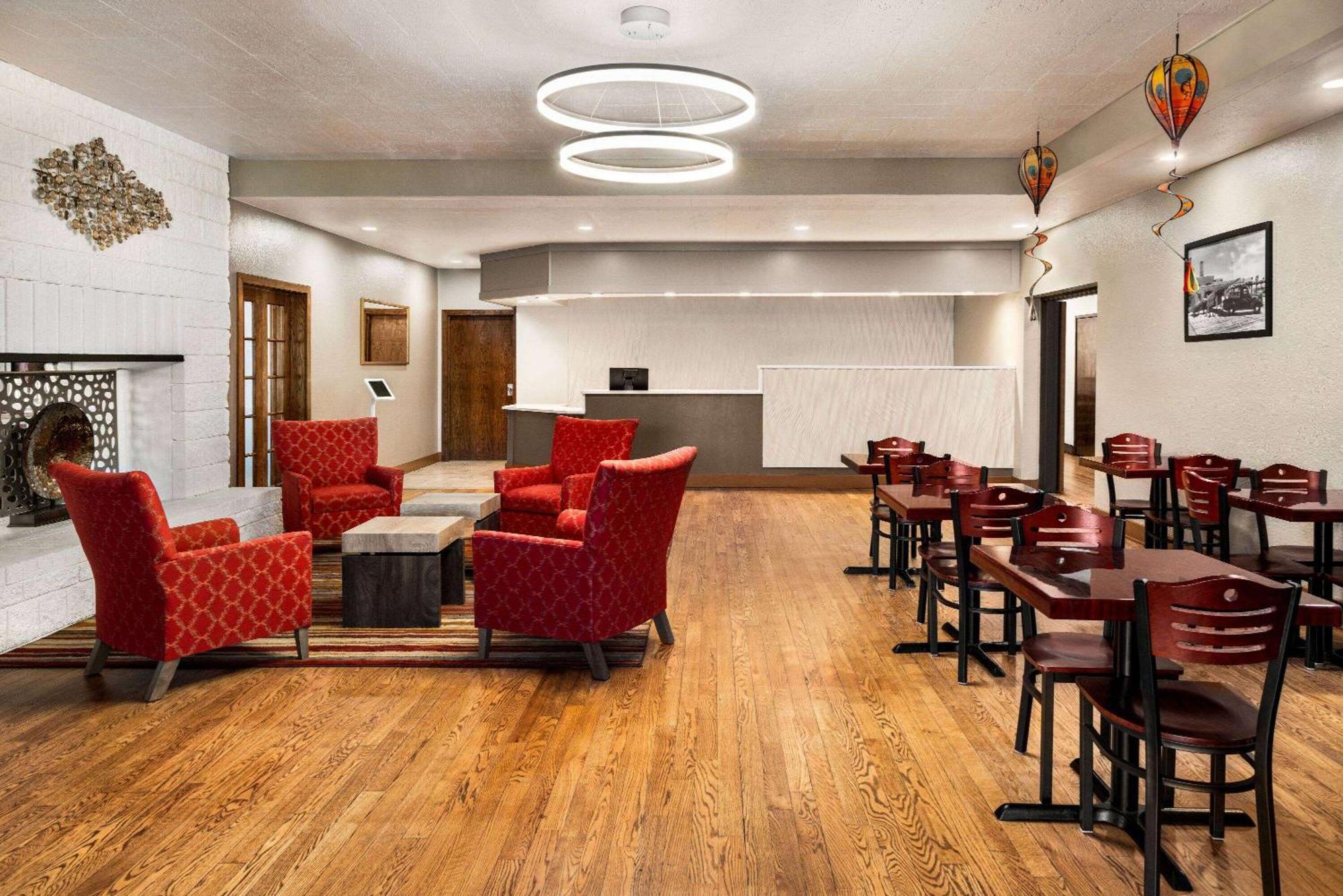 Hotel Ramada By Wyndham Albuquerque Airport Extérieur photo