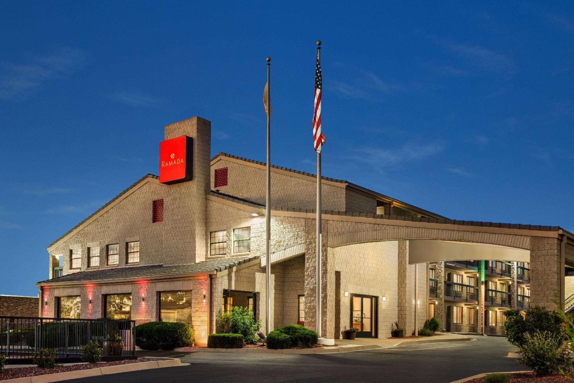 Hotel Ramada By Wyndham Albuquerque Airport Extérieur photo