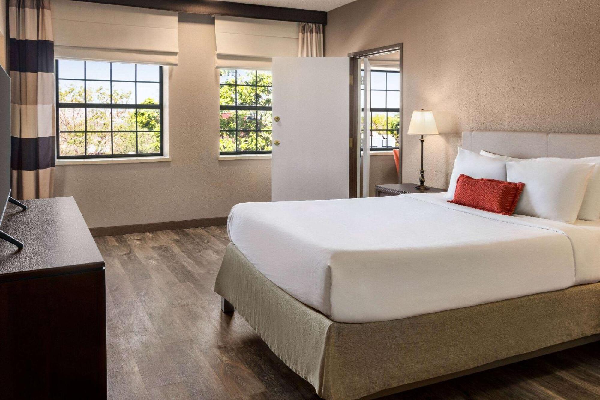 Hotel Ramada By Wyndham Albuquerque Airport Extérieur photo