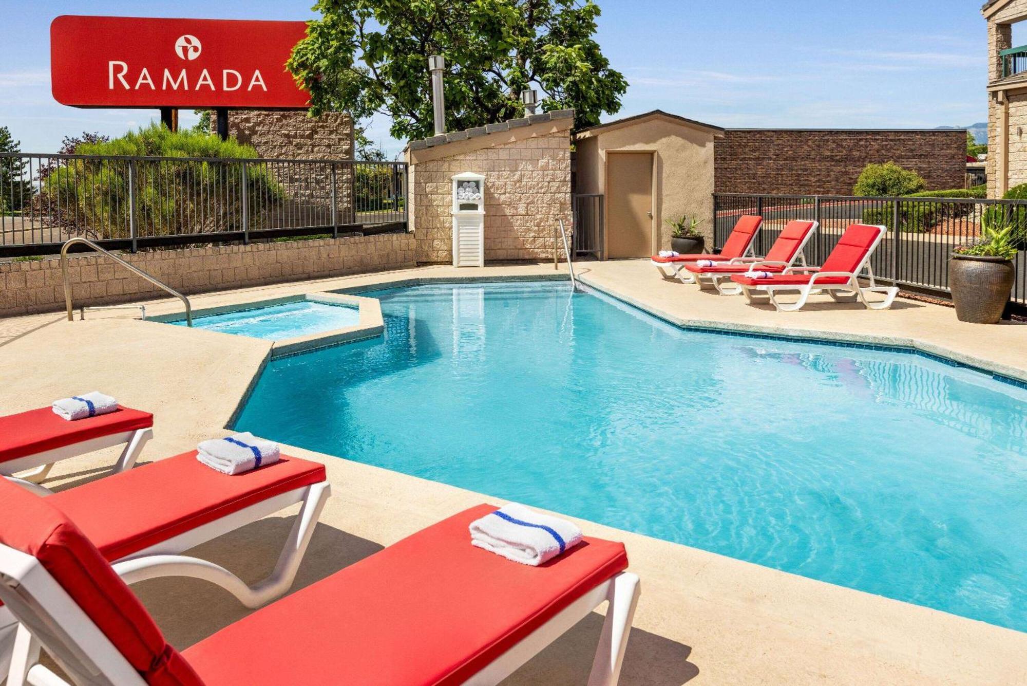 Hotel Ramada By Wyndham Albuquerque Airport Extérieur photo