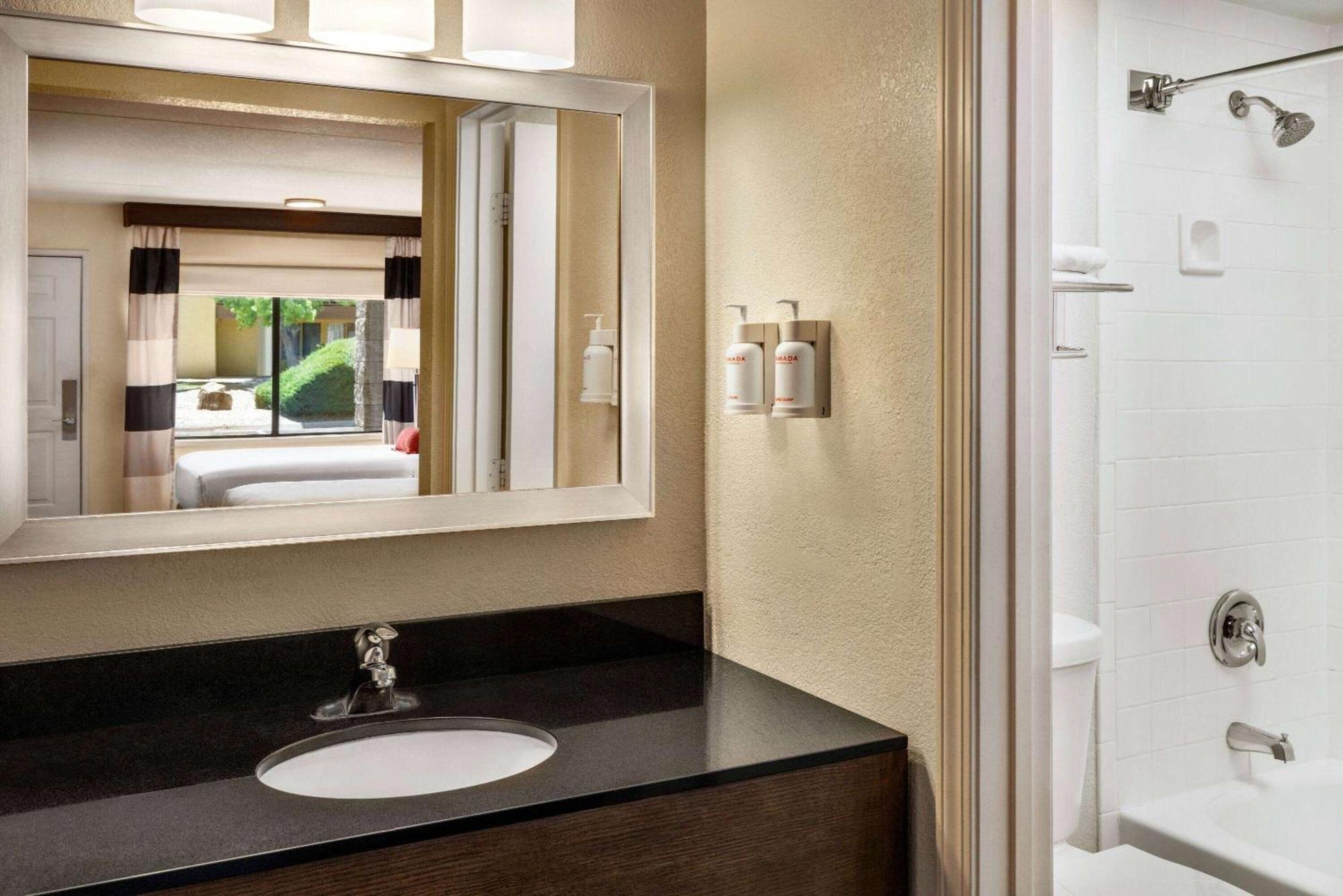 Hotel Ramada By Wyndham Albuquerque Airport Extérieur photo